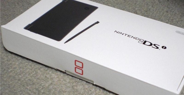 そのため後継機を望む声が増えてきたんですが、任天堂は ニンテンドーDSi（以下、DSi） を発売して延命策を図ることにします。